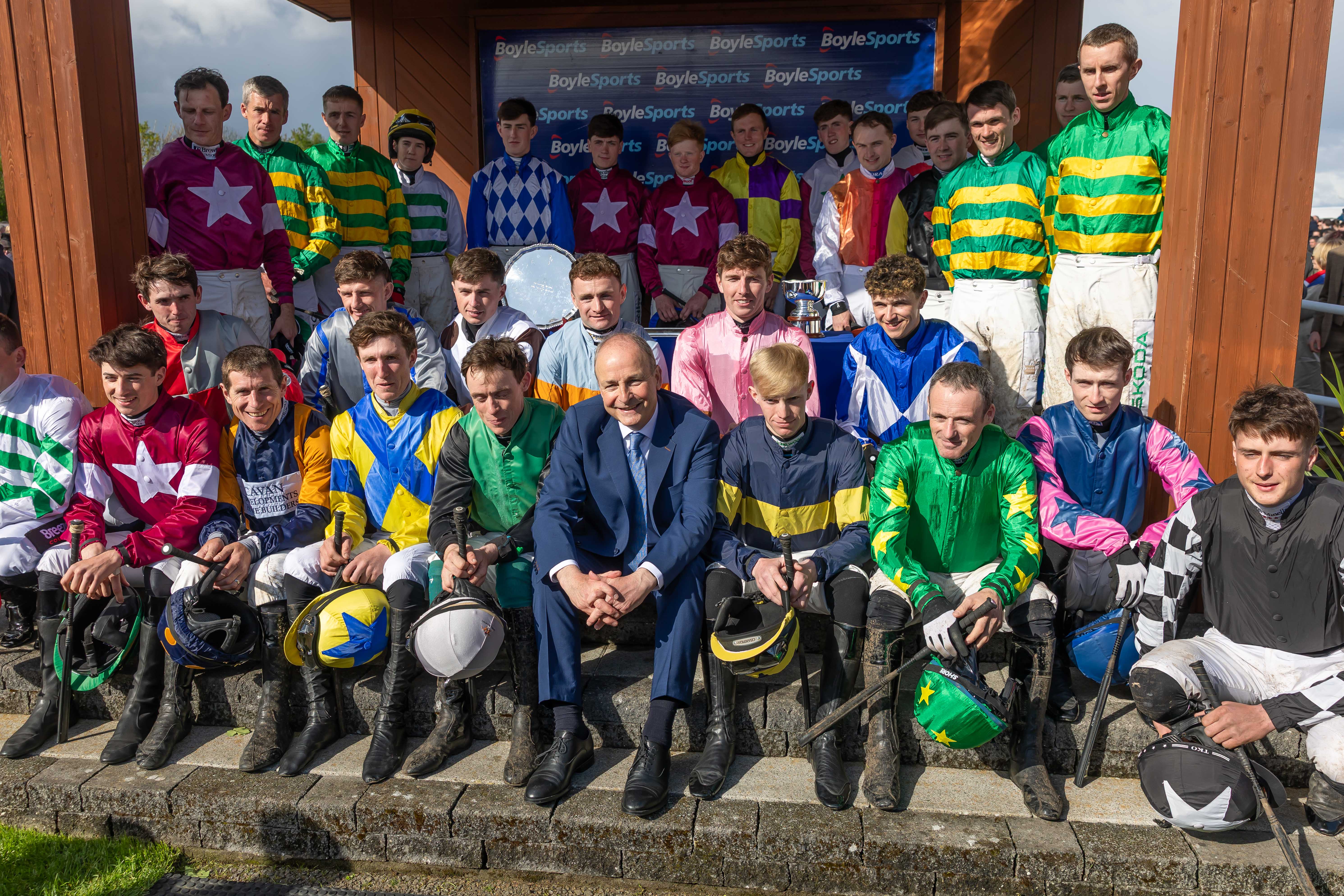 jockeyspicturedbeforetheirishgrandnational