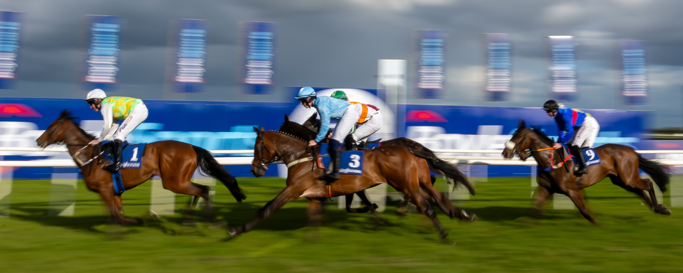 horsesrunningbyatfairyhouse