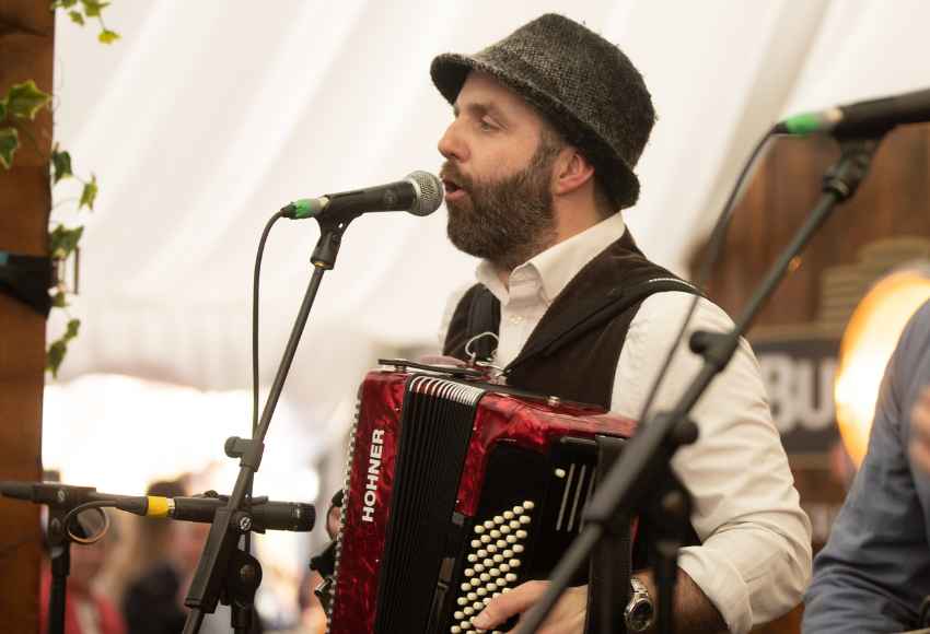 Pilgrim Street entertaining at Fairyhouse racecourse